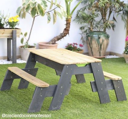 Mesa picnic infantil con cubetas para experimentar