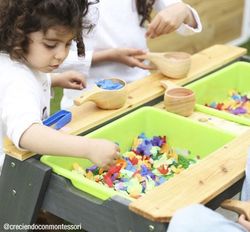 Mesa picnic infantil con cubetas para experimentar