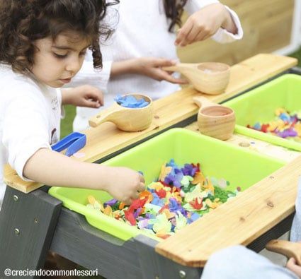 Mesa picnic infantil con cubetas para experimentar