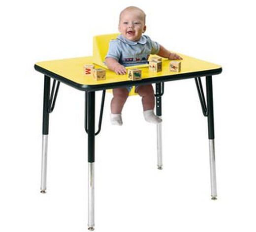Mesa trona regulable para 1 niño sobre amarillo