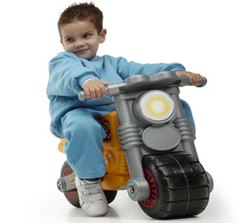 Divertido Niño Pequeño Probando Una Moto Bebé Tienda Equipos Deportivos:  fotografía de stock © MNStudio #661045022