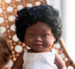 Muñeca africana con síndrome se Down de 38 cm