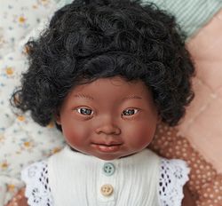 Muñeca africana con síndrome se Down de 38 cm