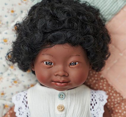 Muñeca africana con síndrome se Down de 38 cm