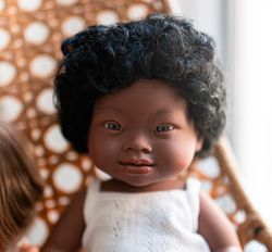 Muñeca africana con síndrome se Down de 38 cm