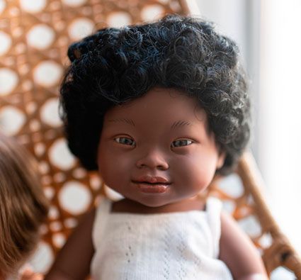 Muñeca africana con síndrome se Down de 38 cm