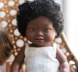 Muñeca africana con síndrome se Down de 38 cm