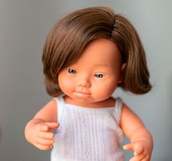 Muñeca europea con síndrome de Down 38 cm