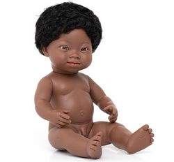 Muñeca inclusiva síndrome de down niño africano