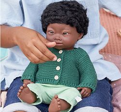 Muñeca inclusiva síndrome de down niño africano