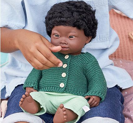 Muñeca inclusiva síndrome de down niño africano