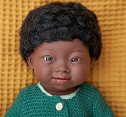 Muñeca inclusiva síndrome de down niño africano