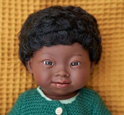 Muñeca inclusiva síndrome de down niño africano