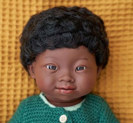 Muñeca inclusiva síndrome de down niño africano
