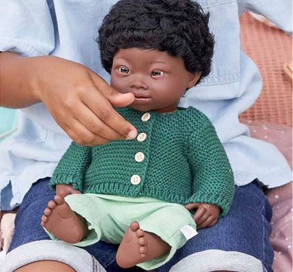 Muñeca inclusiva síndrome de down niño africano
