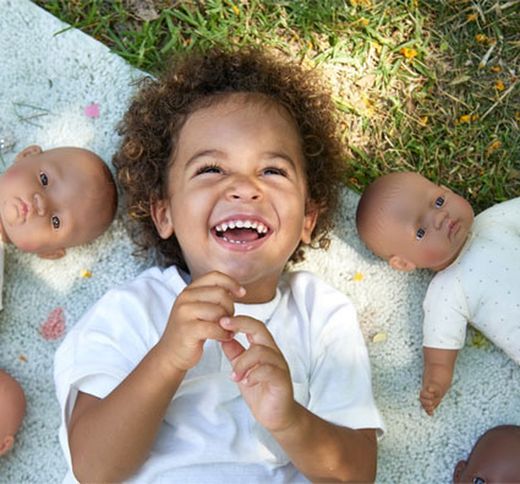 Muñeco bebé africano con cuerpo blando 32cm