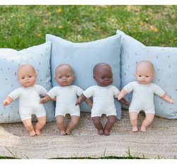 Muñeco bebé africano con cuerpo blando 32cm