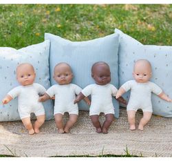 Muñeco bebé asiático con cuerpo blando 32 cm