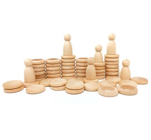 Nins, anillas y monedas. madera natural