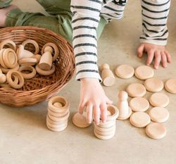 Nins, anillas y monedas. madera natural