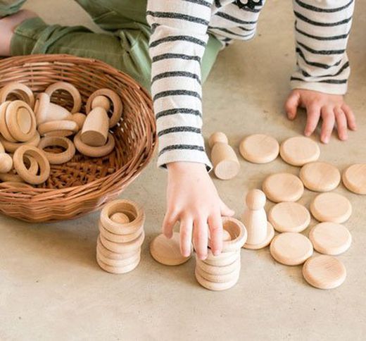 Nins, anillas y monedas. madera natural