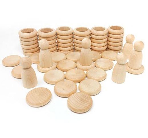 Nins, anillas y monedas. madera natural