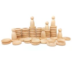 Nins, anillas y monedas. madera natural