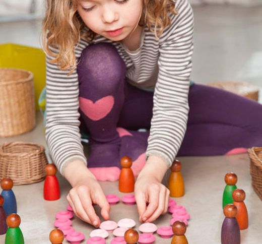 Nins de madera oscuros