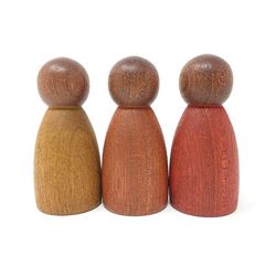 Nins de madera oscuros