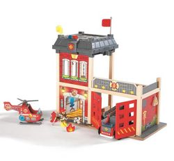 Parque y camión de bomberos con figuritas