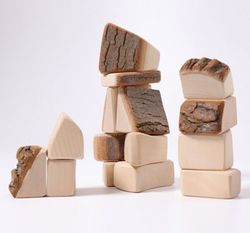 Pequeños bloques de construcción con corteza