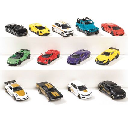 Pequeños coches de metal
