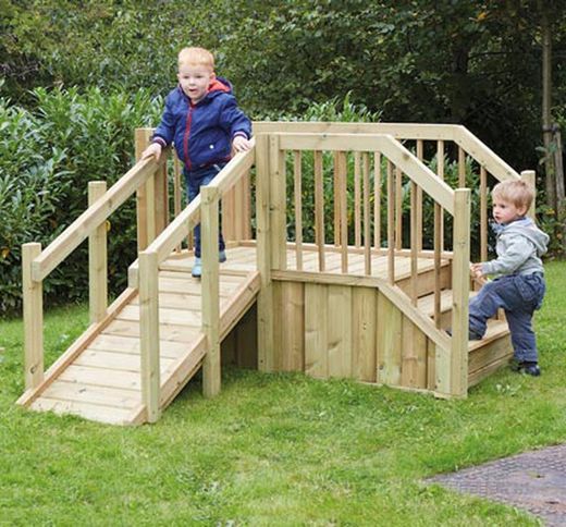 Rampa y escalones de exterior para niños pequeños