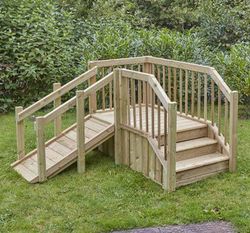Rampa y escalones de exterior para niños pequeños