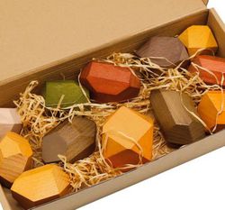 Rocas de madera grandes la tierra