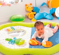 Tapiz de estimulación 3d la manzana y 3 muñecos de peluche